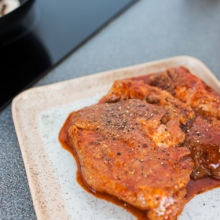 Como marinar carne para asar